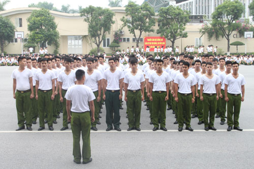 Đồng chí chỉ huy chỉnh đốn đội hình đội ngũ và điểm danh quân số tham gia hội thi